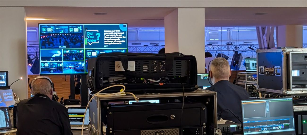 Il kit LinkoNet nel backstage di regia di un evento aziendale, tra flight case e monitor