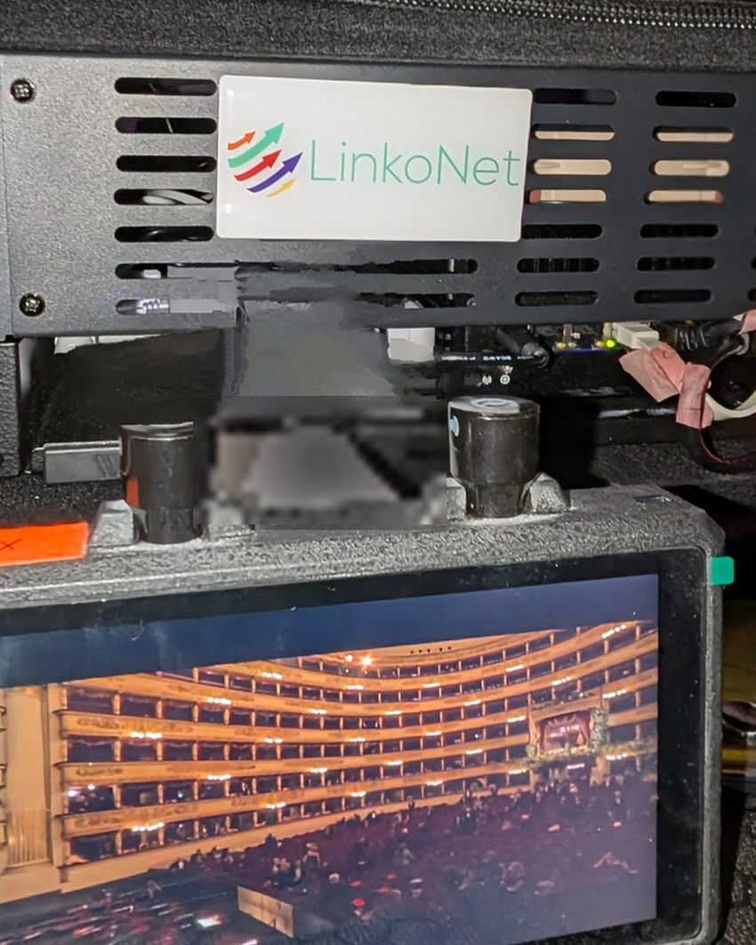 Il kit LinkoNet in postazione durante una diretta, con il program video sul monitor