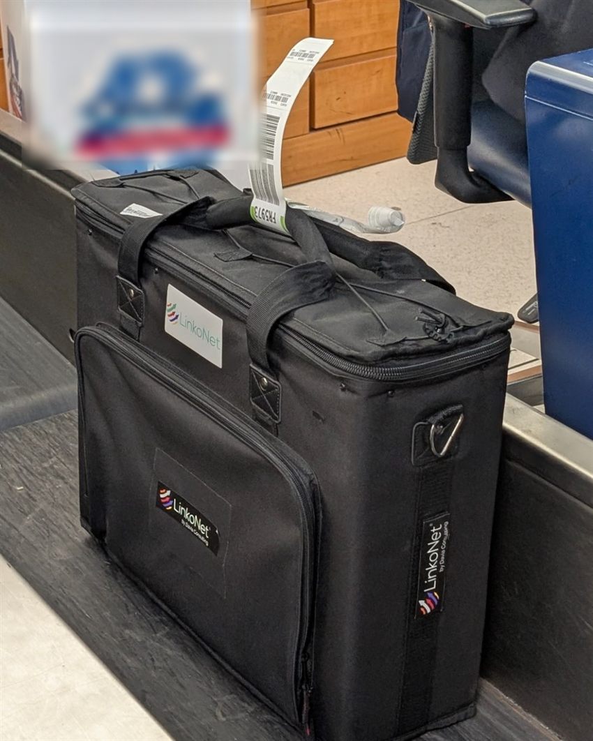 Il kit LinkoNet etichettato al check-in bagagli in aeroporto