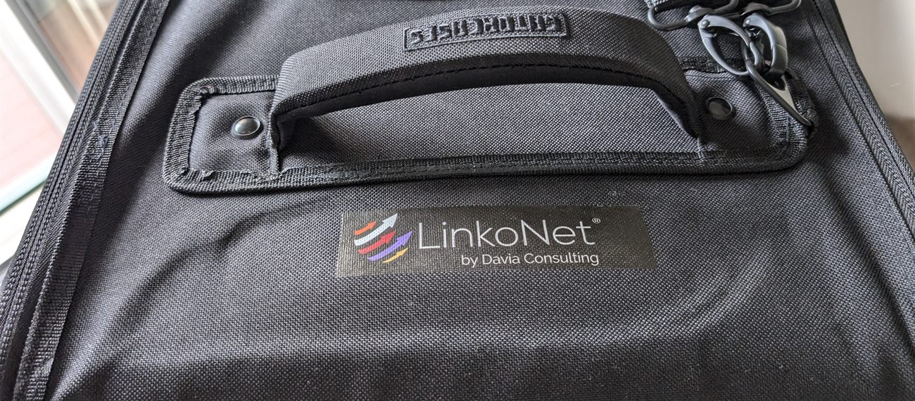 Dettaglio della borsa del kit con la targhetta LinkoNet by Davia Consulting