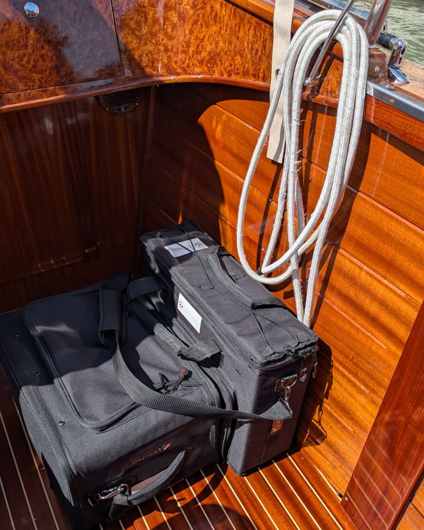 Due kit LinkoNet sul ponte in legno di un motoscafo in laguna a Venezia