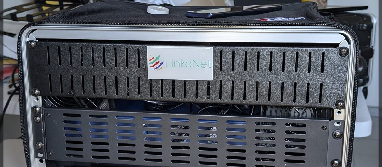 Il kit LinkoNet nella sua valigia rack, pannello frontale con la targhetta e le feritoie di ventilazione