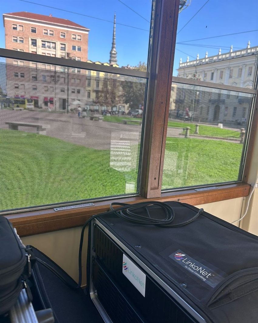Kit LinkoNet a bordo di un tram storico a Torino, con la città che scorre dal finestrino