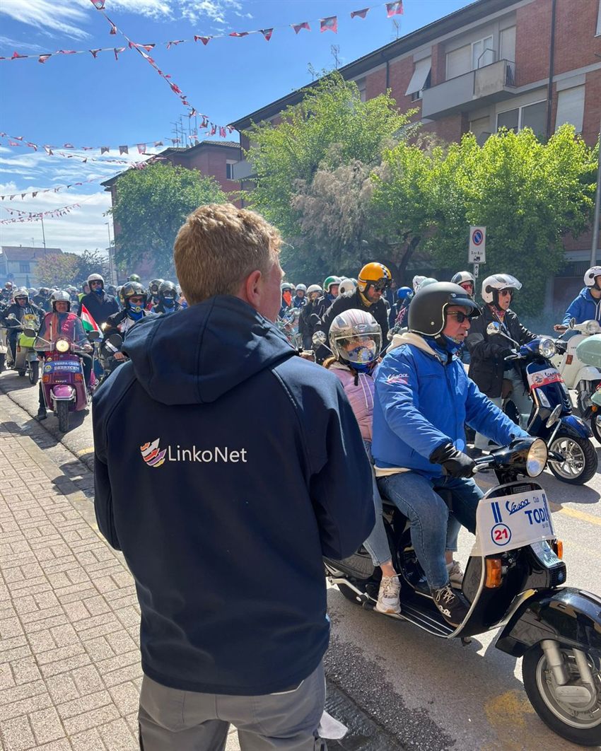Il raduno dei Vespa World Days 2024, tecnico LinkoNet in primo piano